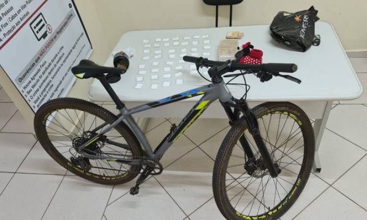 PM prende três homens por tráfico e ainda recupera bicicleta furtada