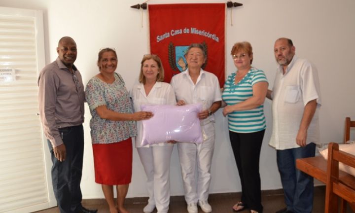 Santa Casa de Cerqueira César recebe doação de travesseiros