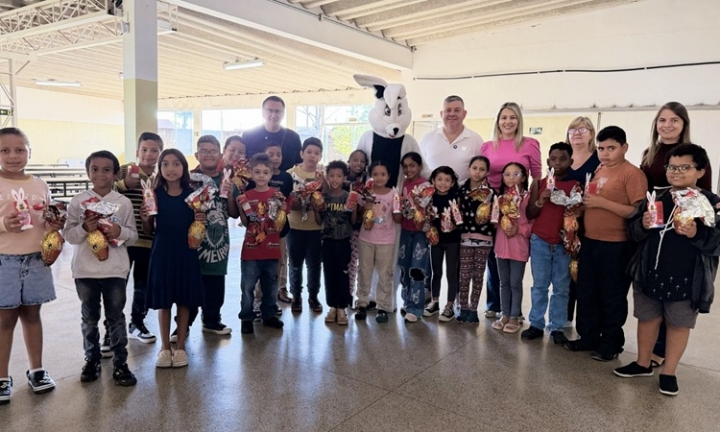 Governo Roberto Araujo entrega ovos de Páscoa a alunos da Rede Municipal de Ensino