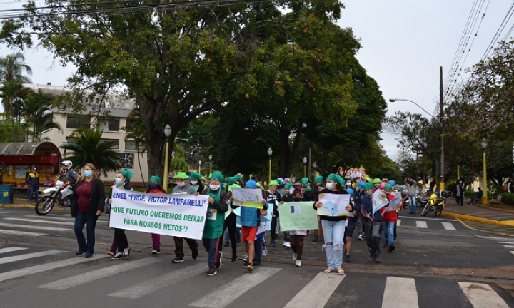 Dia Mundial do Meio Ambiente é celebrado com passeata em Avaré