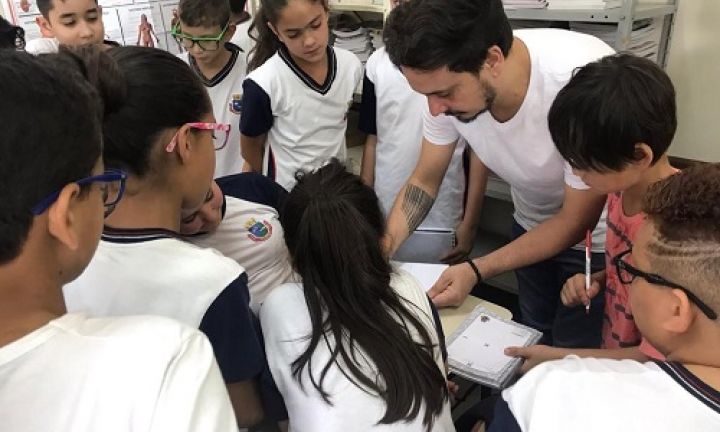 Artista plástico Edu Cardoso participa de atividade na Escola Dondoca