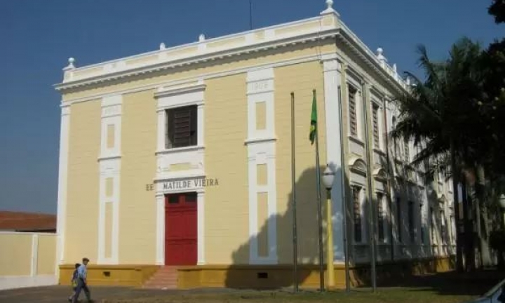 Adolescente sobe em caixa d’água de escola e mobiliza Polícia Militar