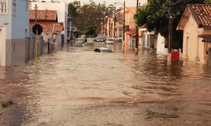 Chuva com vento inunda Rua Sergipe na tarde de Natal