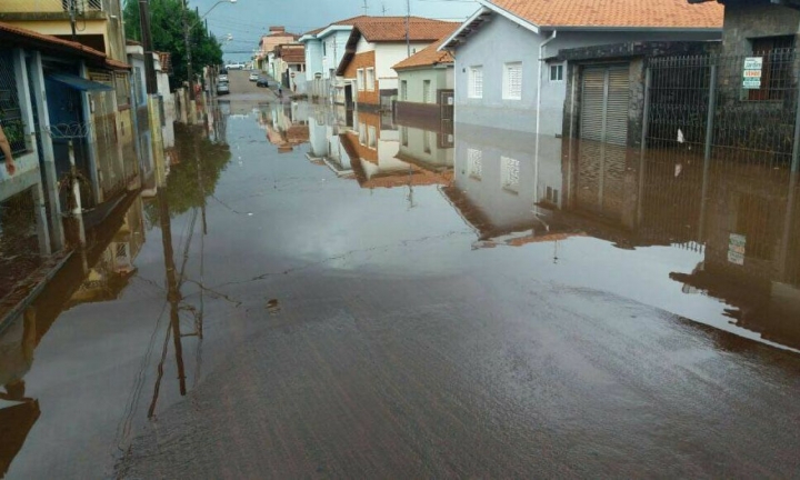 Temporal provoca enchentes e estragos na cidade