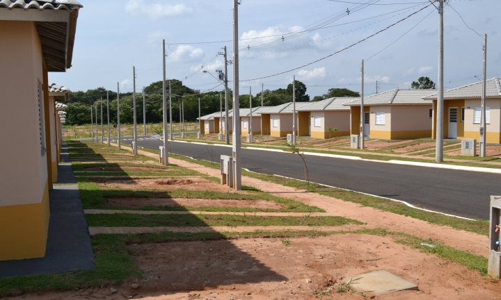 Avareenses recebem as chaves da casa própria no Residencial Água Branca III