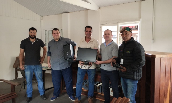 Secretaria de Indústria e Comércio doa computador para a Agricultura