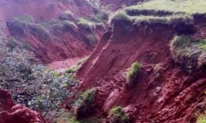 Erosão está destruindo grande área no bairro do Camargo