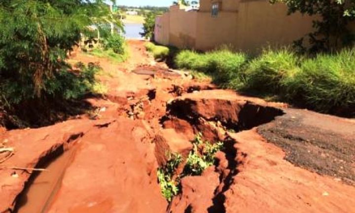 Erosão em rua na Ponta dos Cambarás ameaça casas