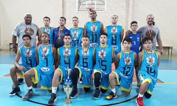 Basquete de Avaré derrota time da casa e é campeão em Estrela D'Oeste