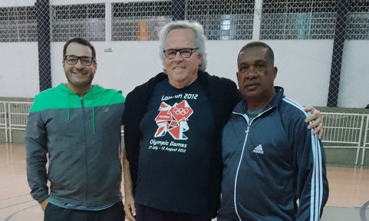 Ex-técnico da Seleção Brasileira de Handebol treina atletas de Avaré