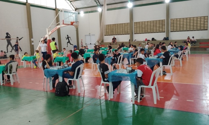 Torneio oficial de xadrez reúne 100 competidores da região