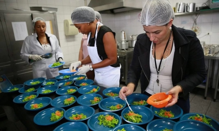 Governo de SP vai abrir 3.422 escolas em janeiro para alimentar alunos
