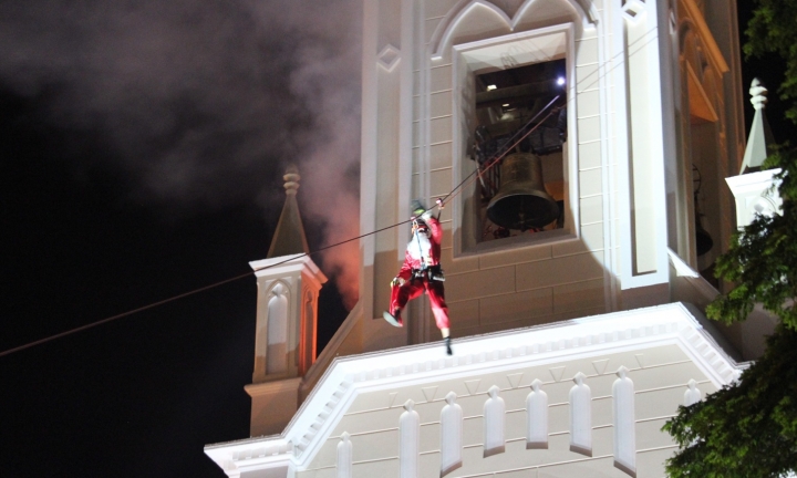 Papai Noel desce o Santuário de tirolesa nesta sexta, 19, às 20 horas