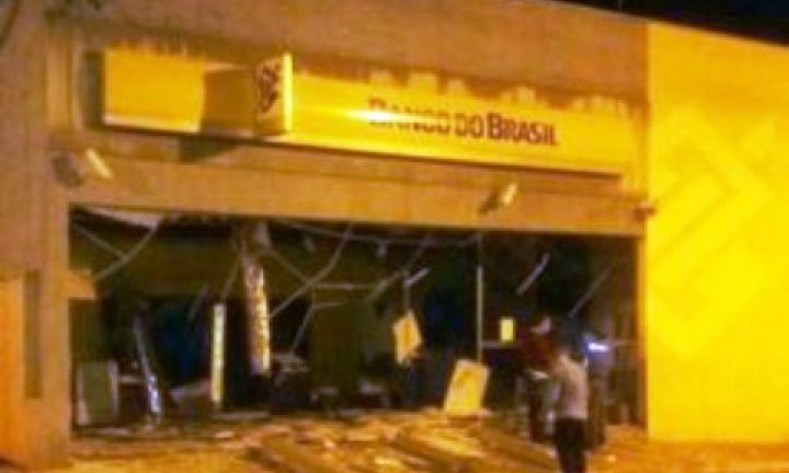 Bandidos explodem agência bancária em Arandu