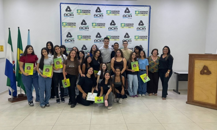 Alunos do curso de Administração da Escola Matilde Vieira visitam a ACIA