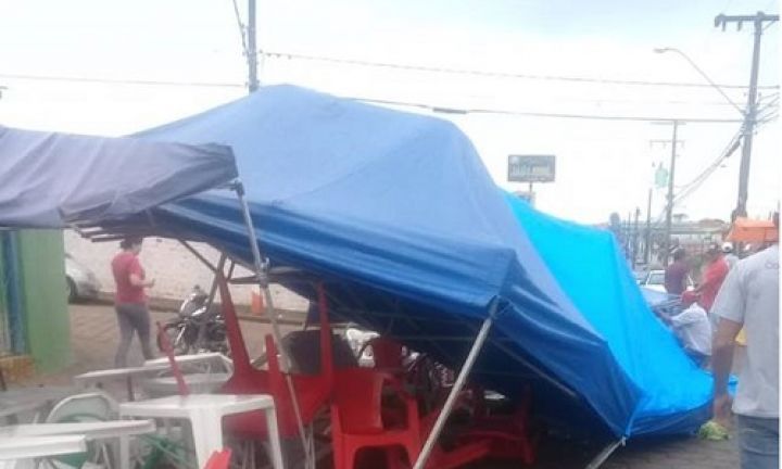 Carro bate em barracas após invadir feira em Avaré