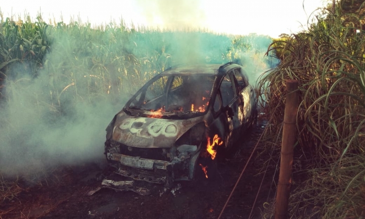 Carro fica totalmente destruído após atolar e pegar fogo