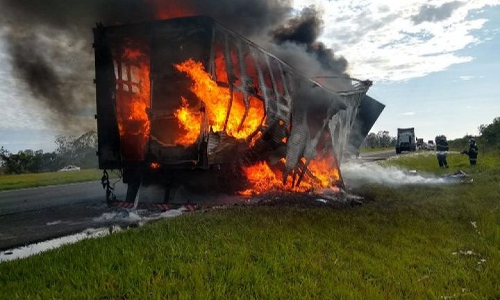 Baú de caminhão fica destruído após pegar fogo na Castello Branco