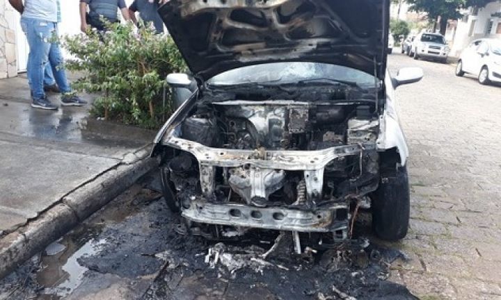 Carro pega fogo após manutenção em funilaria de Avaré