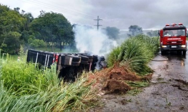 Caminhão pega fogo após capotar na Raposo Tavares