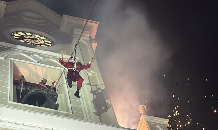 Chegada do Papai Noel de tirolesa emociona milhares de pessoas em Avaré