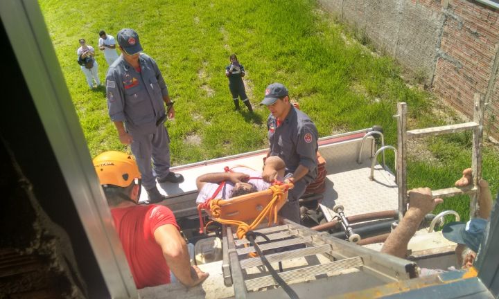 Homem cai do telhado e sofre fratura exposta