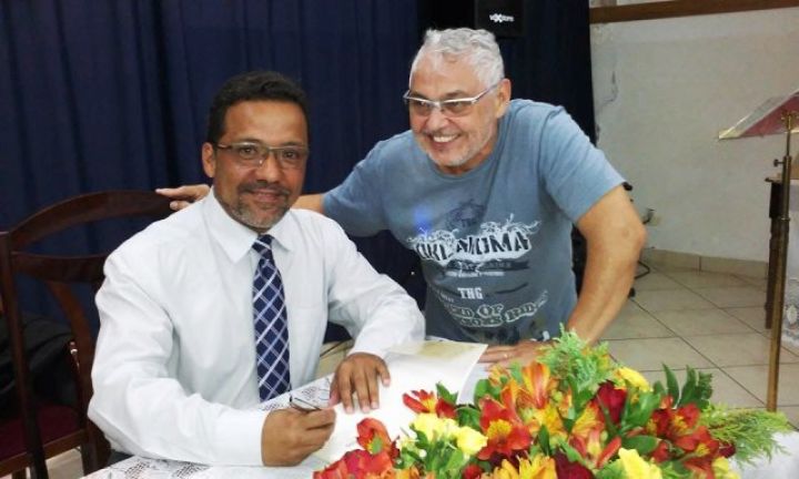 Gesiel Júnior autografa livro sobre a devoção a São Benedito em Avaré