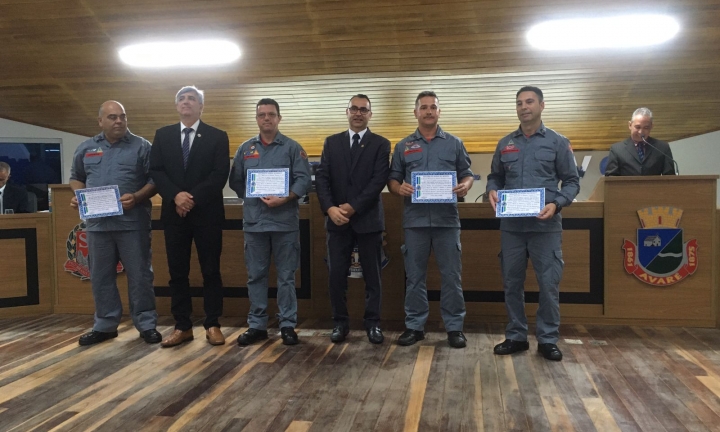 Bombeiros são homenageados na Câmara por salvamento heroico