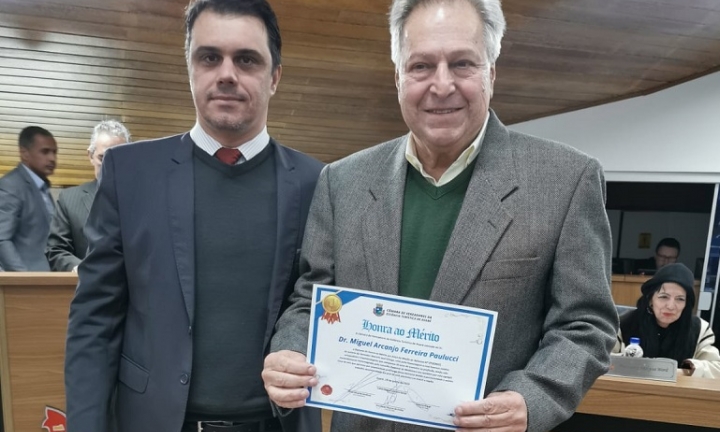 Ex-prefeito Miguel Paulucci é homenageado na Câmara pelos 50 anos de medicina