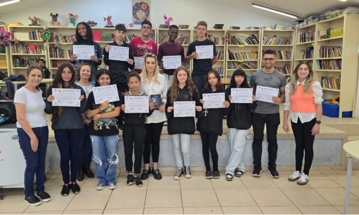 Alunos da Escola Padre Emílio são homenageados pela vereadora Carla Flores