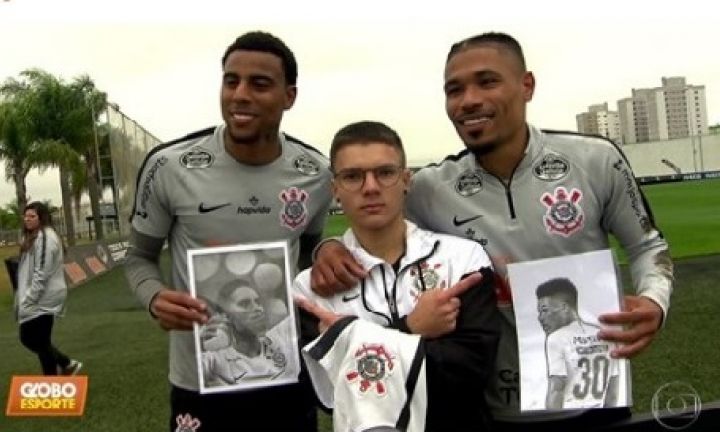 Desenhista avareense entrega sua arte aos jogadores do Corinthians