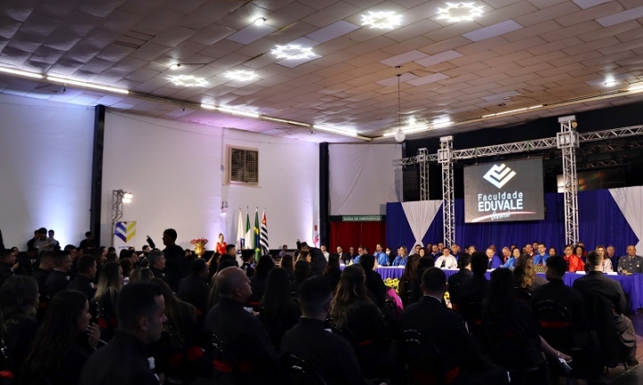 Mais de 200 formandos da Faculdade Eduvale colam grau em cerimônia