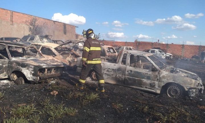 Incêndio deixa 51 veículos totalmente destruídos em Itaí