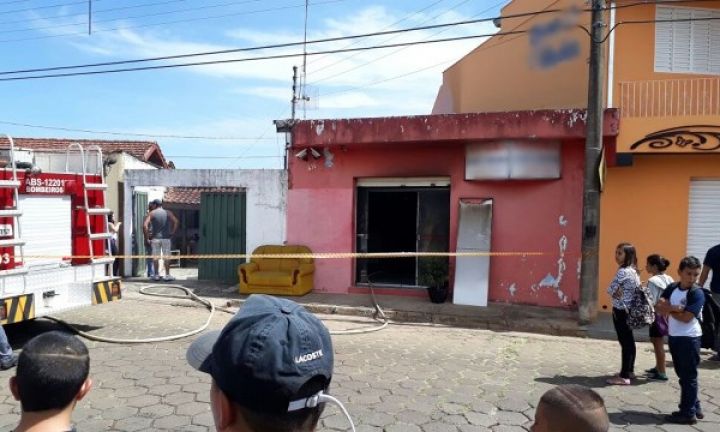 Incêndio atinge casa na Vila Martins II e deixa móveis destruídos