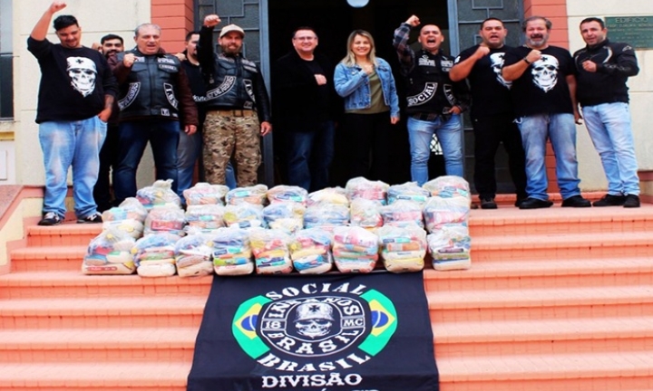 Moto Clube Insanos entrega 26 cestas básicas a famílias de Avaré