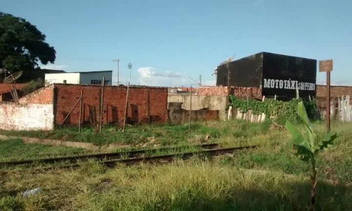 Invasão às margens da linha férrea pode virar favela