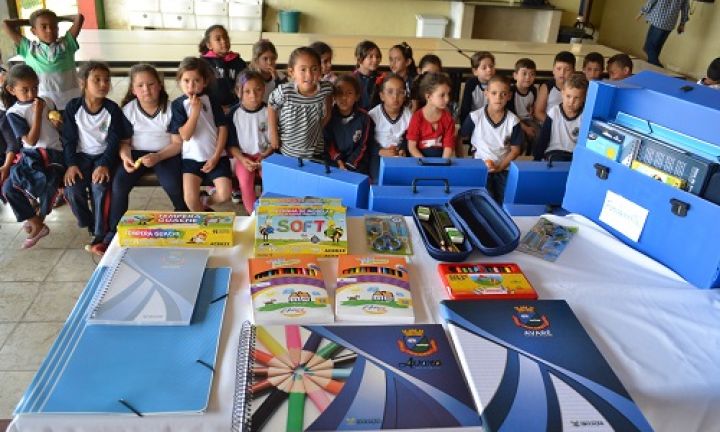 Prefeitura inicia entrega de kits escolares a alunos da rede municipal