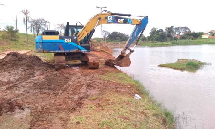 Lago ornamental do bairro Brabância passa por limpeza