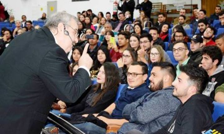 Gilberto Barros, o Leão, palestrou na Câmara de Avaré