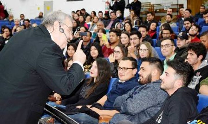 Gilberto Barros, o Leão, palestrou na Câmara de Avaré