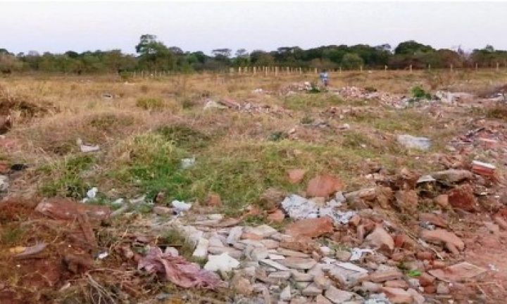 Campo de futebol vira lixão em Avaré