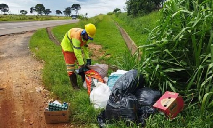 Mais de 1800 toneladas de lixo foram descartadas nas rodovias em 2023