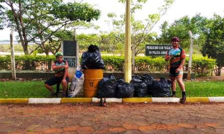 Ciclistas promovem limpeza na orla do Camping Municipal