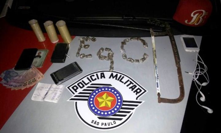 Dois são detidos por porte de maconha no centro da cidade