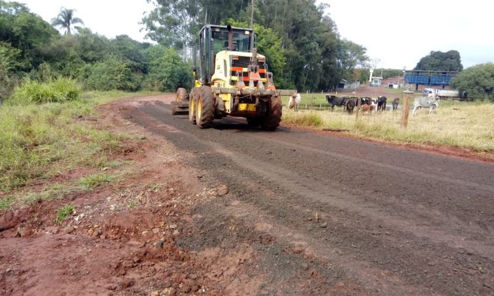 Prefeitura promove manutenção em estrada no Bairro Andrade e Silva