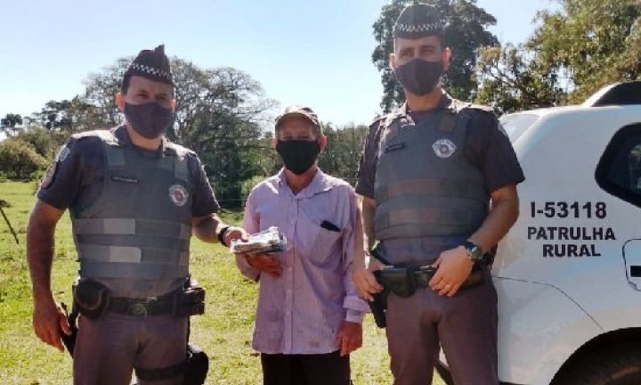 Polícia Militar distribui máscaras de proteção na zona rural