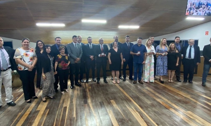 EM SESSÃO SOLENE, CÂMARA ENTREGOU A MEDALHA MANECO DIONÍSIO