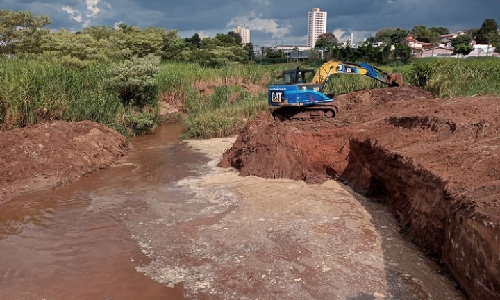 Prefeitura de Avaré promove limpeza no Ribeirão Lajeado para conter enchentes