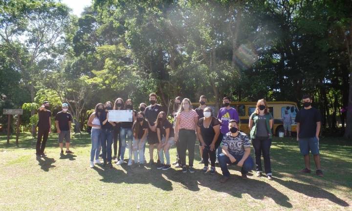 Programa conscientiza estudantes por meio do plantio de mudas nativas