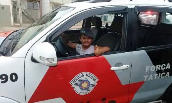 Admirador da PM, menino recebe visita da Força Tática